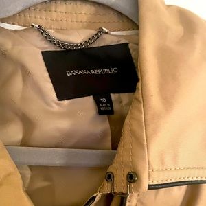 Banana Republic classic raincoat. BEAUTIFUL coat in EXCELLENT condition. Size 10